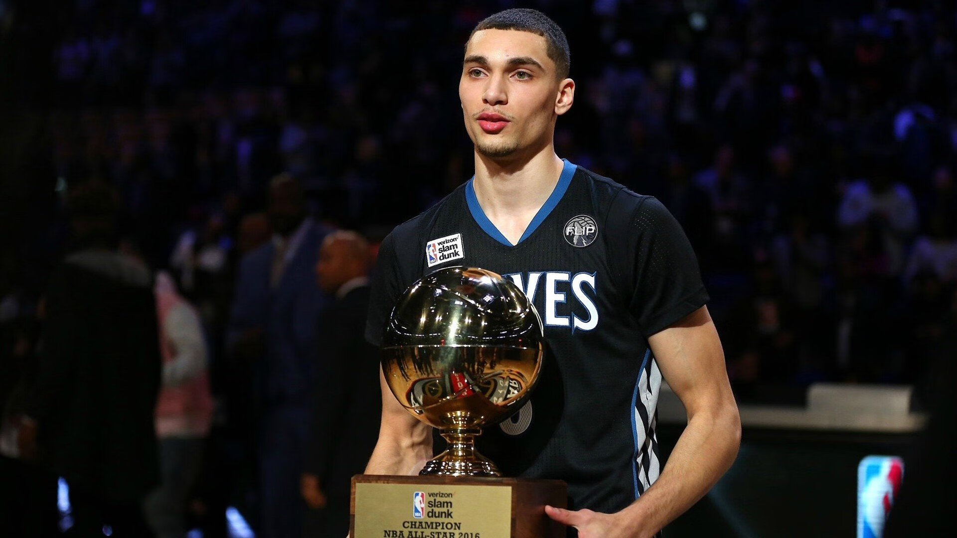 开云首页登录-夜间田径赛首次试行,灯光效果获好评,夜晚田径场跑道照片